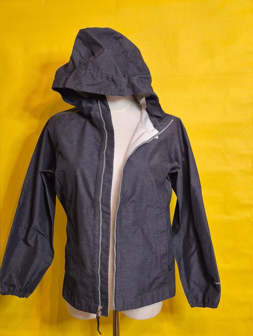 The North Face Dark Gray Hooded Rainproof Dryvent Jacket with Logo Pull